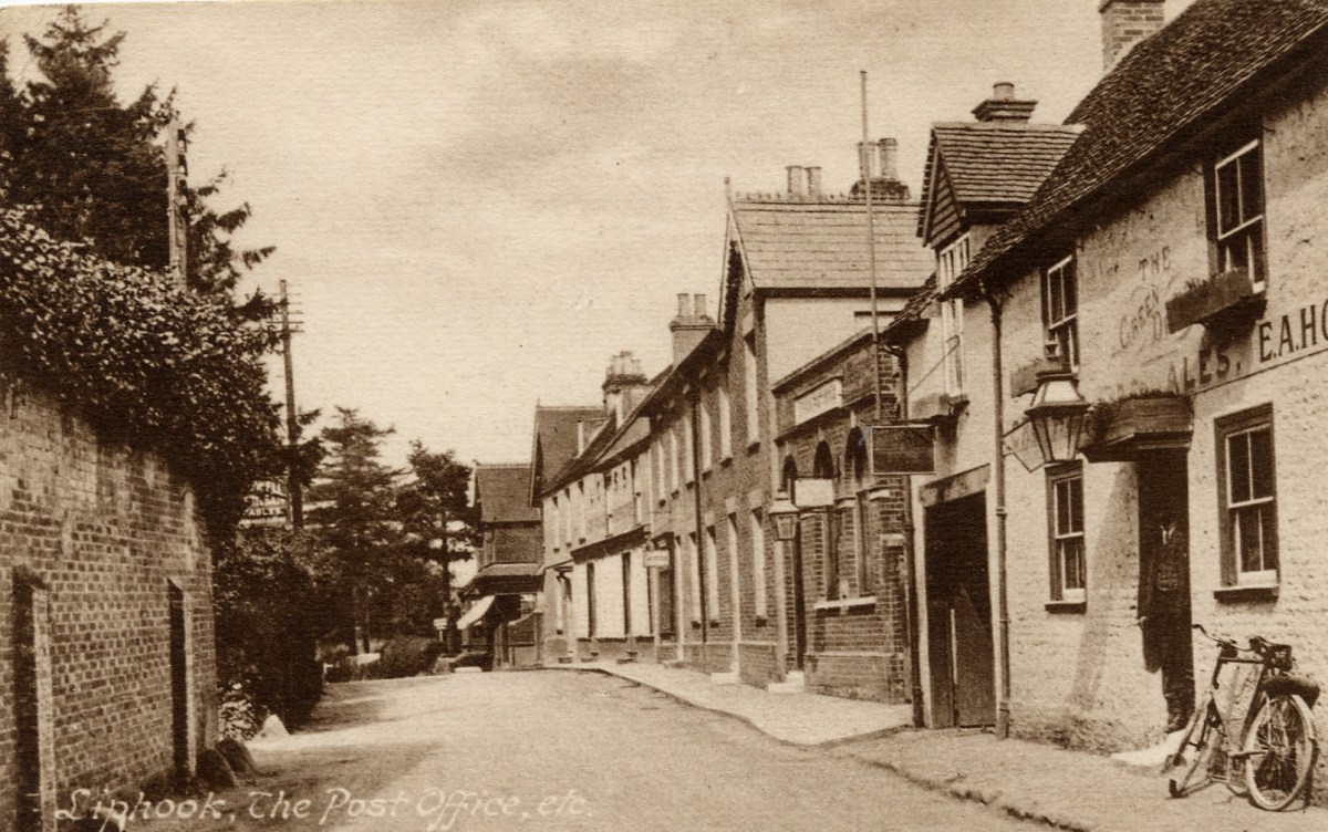 Leaving Liphook going north, ‘The Green Dragon’ is on the right. c1908